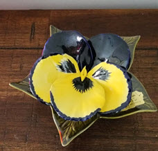 Blue/Yellow Pansy button (MK15.1402)